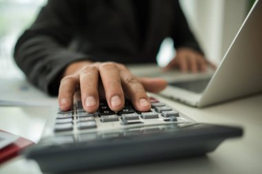 Toplantıda görüşme sırasında iş belgeleriyle çalışan iş adamlarının kapatılması.