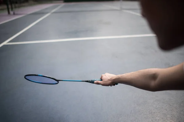 在户外打羽毛球的年轻人 — 图库照片