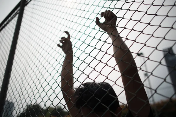Χέρι Μεταλλικό Φράχτη Χωρίς Αίσθηση Ελευθερίας — Φωτογραφία Αρχείου