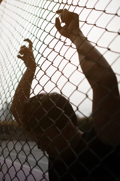 Χέρι Μεταλλικό Φράχτη Χωρίς Αίσθηση Ελευθερίας — Φωτογραφία Αρχείου