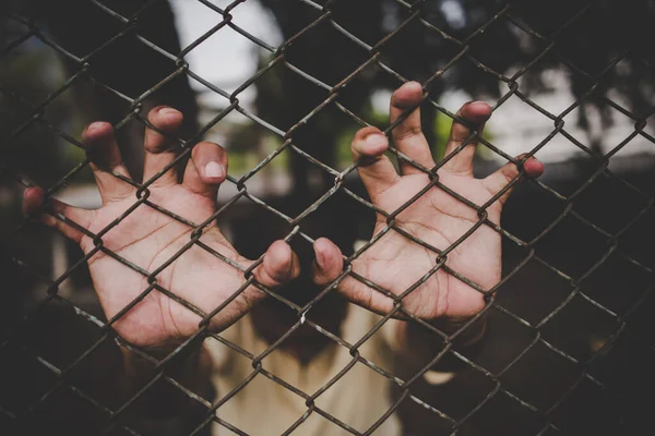 Mão Com Cerca Metal Sem Sentir Liberdade — Fotografia de Stock