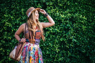 Açık havada güzel bir genç kadın. Doğanın tadını çıkar. Par 'da Sağlıklı Gülümseyen Kız