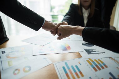 Toplantıda görüşme sırasında iş belgeleriyle çalışan iş adamlarının kapatılması.