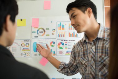 Toplantıda görüşme sırasında iş belgeleriyle çalışan iş adamlarının kapatılması.