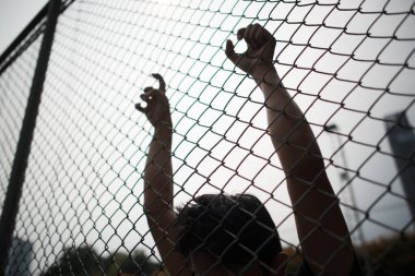 Metal çitli el, özgürlük hissi yok.