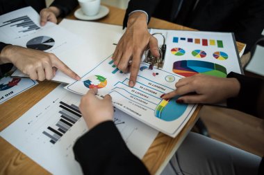 Toplantıda görüşme sırasında iş belgeleriyle çalışan iş adamlarının kapatılması.