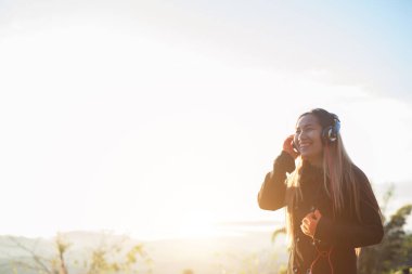  Kadın dağda müzik dinliyor.
