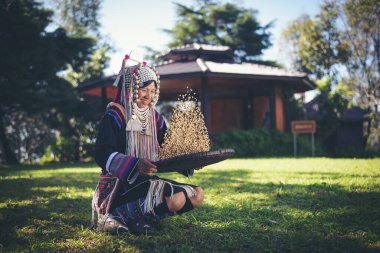 Akha, Tayland 'ın kuzeyinde yer alan Akha, Arap kahvesini deniz kabuğundan ayıran bir karıştırma sepeti kullanarak kahveyi bambu sepetinden geleneksel kumaşla ayırıyordu..