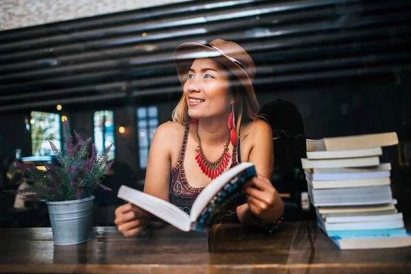 Jovem Mulher Lendo Livro Xícara Fresca Café Mesa — Fotografia de Stock