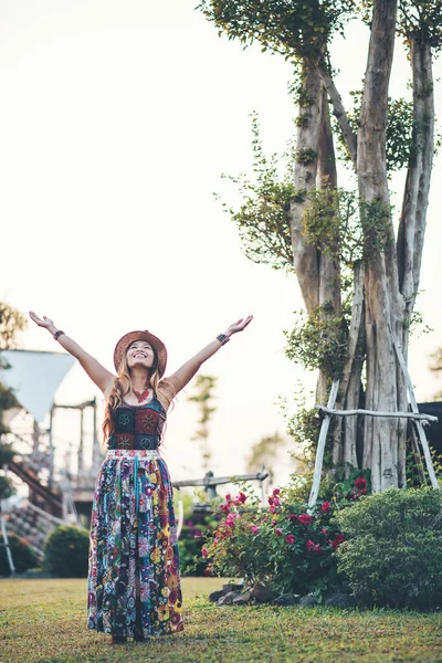 Hermosa Mujer Joven Aire Libre Disfruta Naturaleza Sonriente Chica Sana — Foto de Stock