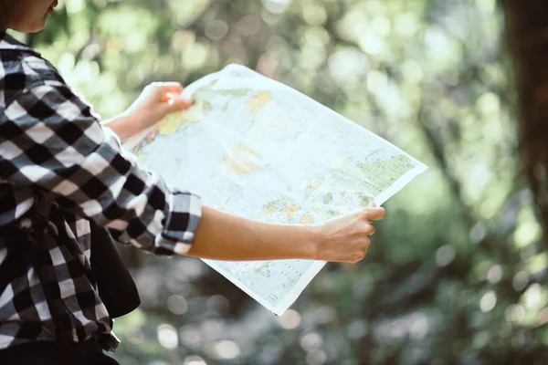 Giovani Donne Escursioni Con Gli Amici Zaini Camminare Insieme Guardare — Foto Stock