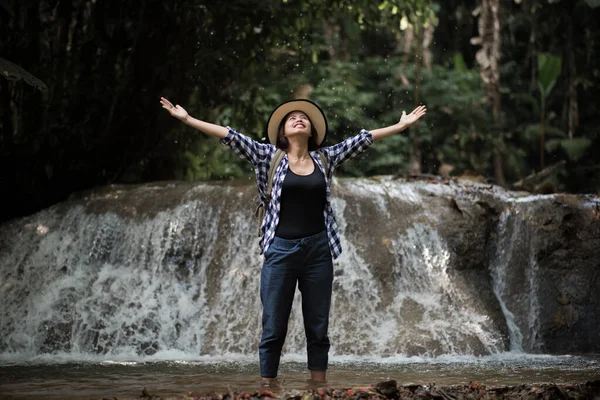Mujer Joven Divirtiéndose Bajo Las Cascadas Bosque —  Fotos de Stock