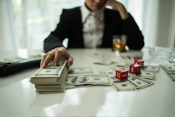 Adamı Bir Merkezinde Oturmuş Puro Içiyor Masada Viski Para Içiyor — Stok fotoğraf