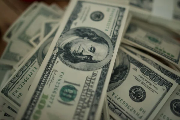 Arkaplan olarak 100 dolar..