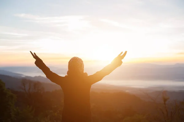 Mujer Senderista Disfrutar Hermosa Vista Pico Montaña — Foto de Stock