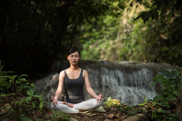 Young Woman Yoga Pose Sitting Waterfall — Stock Photo, Image