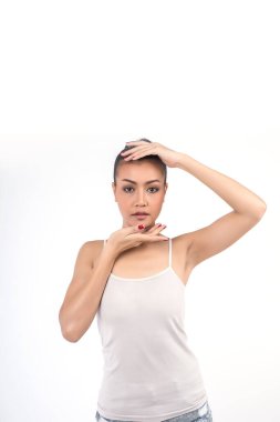 Temiz tenli güzel genç bir kadın, kendi yüzüne dokunur. 