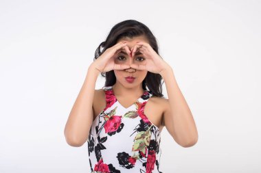 Dürbün yapan kız elleri beyaz arkaplanda