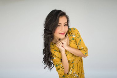 Beyaz arka planda seksi kadın portresi