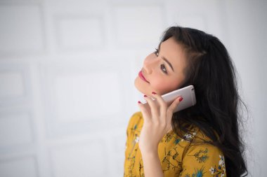 Akıllı telefonlu güzel bir genç kadın. 