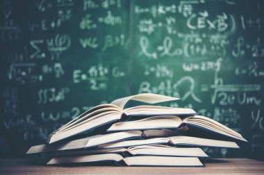  Yeşil tahta arkaplanlı kitabı aç