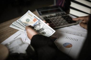 Tahta masada dolar sayan eller.