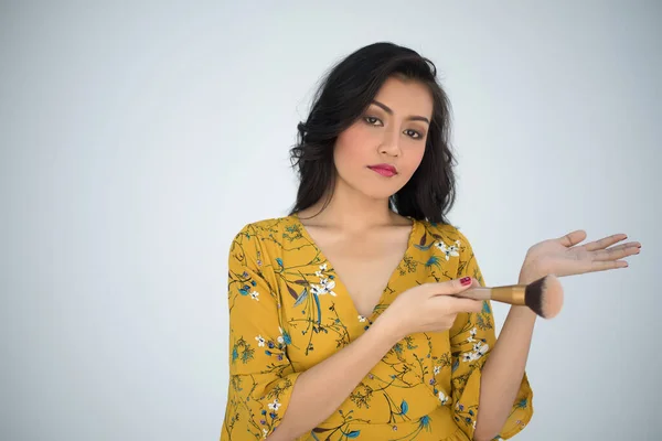 Jeune Belle Femme Toucher Avec Brosse Poudre Sur Fond Blanc — Photo