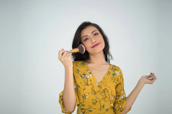 Genç Güzel Bir Kadın Beyaz Arka Planda Toz Fırçasıyla Dokunuyor — Stok fotoğraf