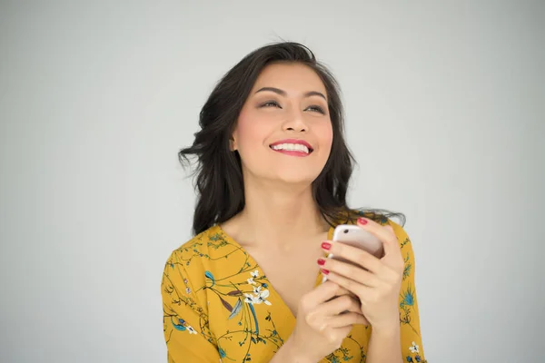 スマートフォンを持つ美容若い女性 — ストック写真