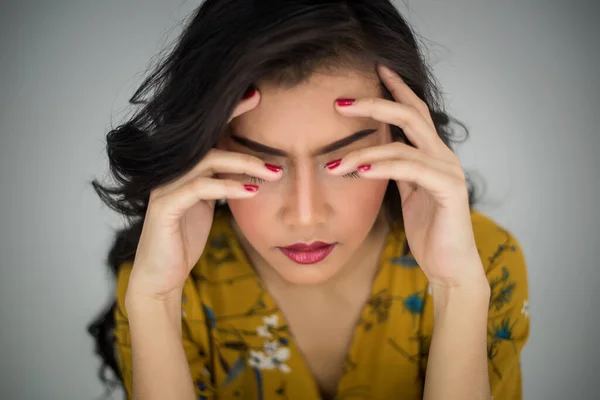 Femme Montrant Des Maux Tête Stress Sur Fond Blanc — Photo