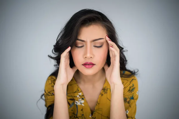 Vrouw Met Acteerhoofdpijn Stress Een Witte Achtergrond — Stockfoto