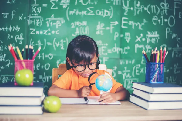 Gyerek Megfigyelése Vagy Tanulmányozása Oktatási Földgömb Modell Osztályteremben — Stock Fotó
