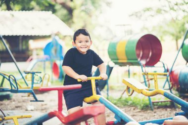 Parkta oynayan çocuklar 