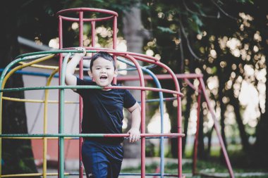 Parkta oynayan çocuklar 