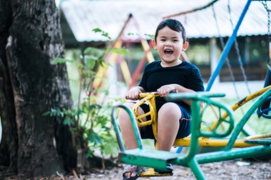 Parkta oynayan çocuklar 