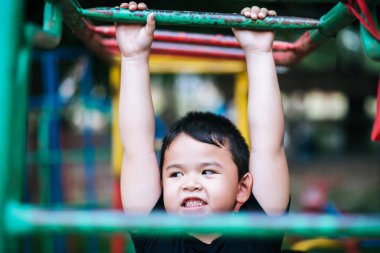 Delikanlı, parkta çubuğu elinden as.