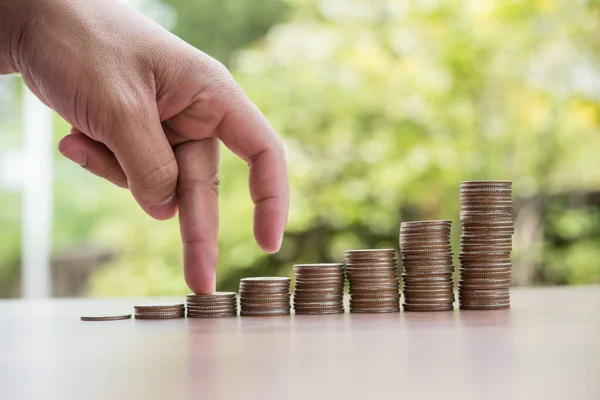 Finger Gehen Auf Münzstapel Oder Geldstapel — Stockfoto