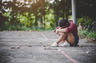 Parkta oturan üzgün kız