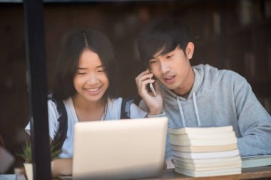 Bir grup mutlu öğrenci kafede bilgiden bahsediyor.