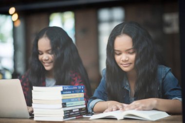 Bir grup mutlu öğrenci kafede bilgiden bahsediyor.