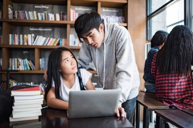 Bir grup mutlu öğrenci kafede bilgiden bahsediyor.
