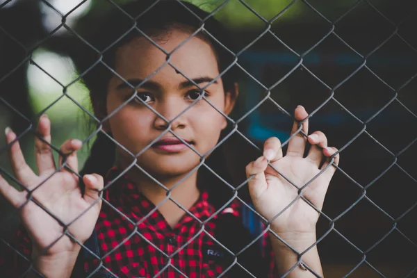 檻の中の悲しい女の子 — ストック写真