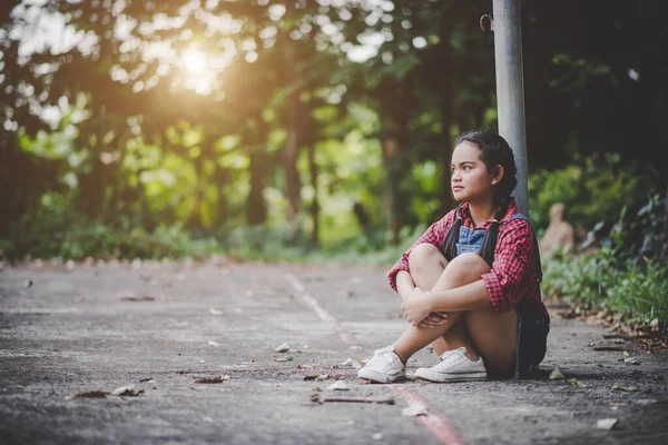 公園に座っている悲しい女の子 — ストック写真