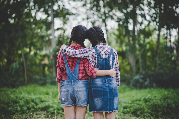 Due Ragazze Mano Tenendo Insieme — Foto Stock