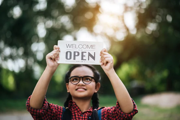 Meisje Met Een Open Bord — Stockfoto