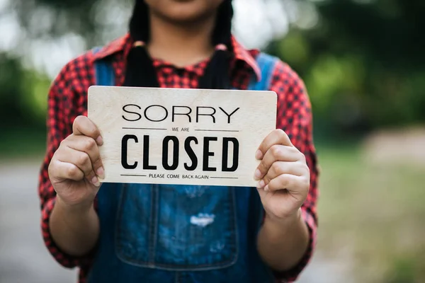Girl Holding Closed Sign — Stock Photo, Image