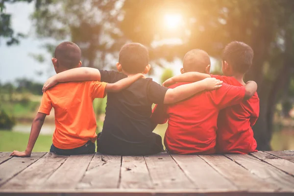 Grupo Niños Amigos Brazo Alrededor Sentado Juntos — Foto de Stock