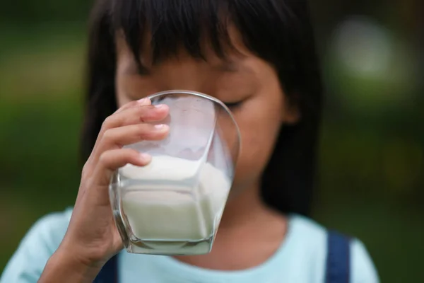 Meisje Dat Melk Drinkt Het Park — Stockfoto