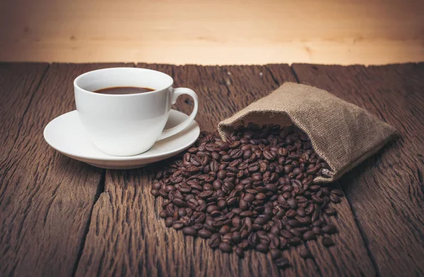 Kaffekopp Med Kaffebönor Träbord — Stockfoto