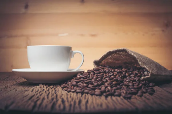 Kaffekopp Med Kaffebönor Träbord — Stockfoto